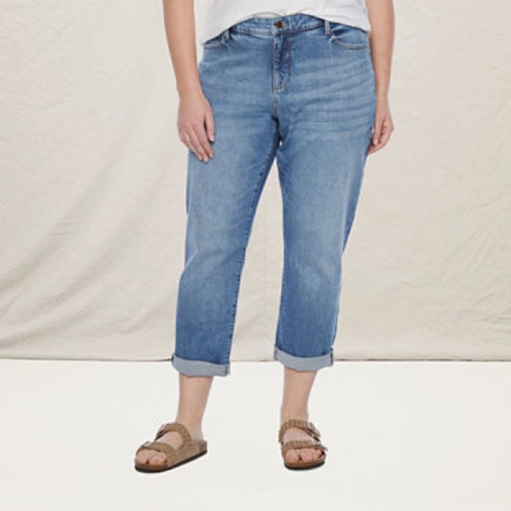 a.n.a-Plus Womens Boyfriend fit Jeans, cropped. Mid rise fit.